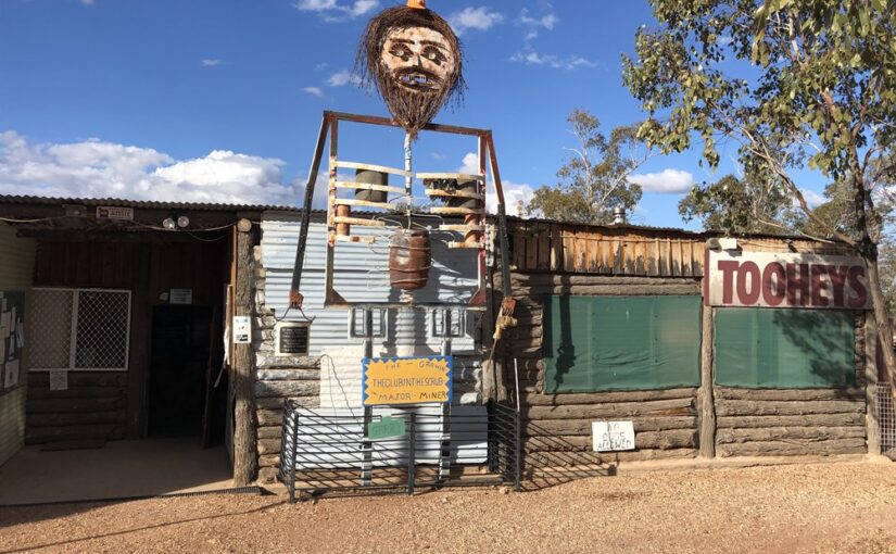 Part III – Lightning Ridge. Feeling Sorry in the Thirsty Dawg